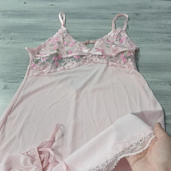 Uzyn ýeňli gara gijelik — 2