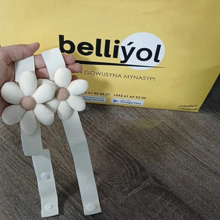 Gülli açyk bež perde daňysy, — 2