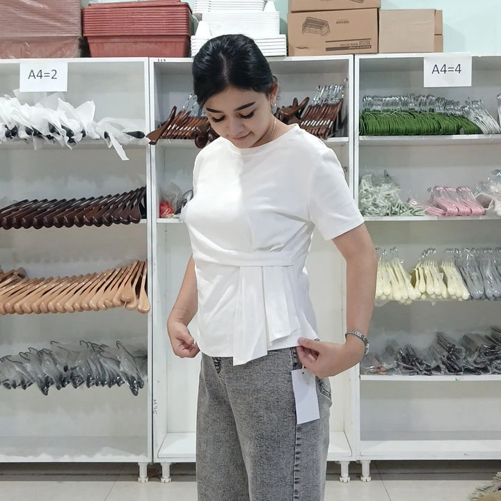 Büzmeli ak bluzka — 2