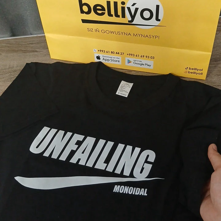 Unfailing ýazgyly gara futbolka — 2