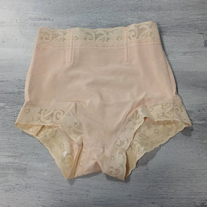 Bili beýik bež gysyjy trusik, xxl — 2
