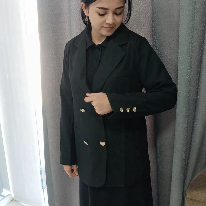 Altyn düwmeli gara žaket — 2