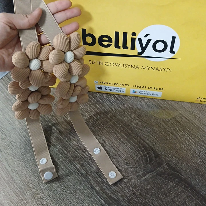 Üç gülli goňur perde daňysy, — 2