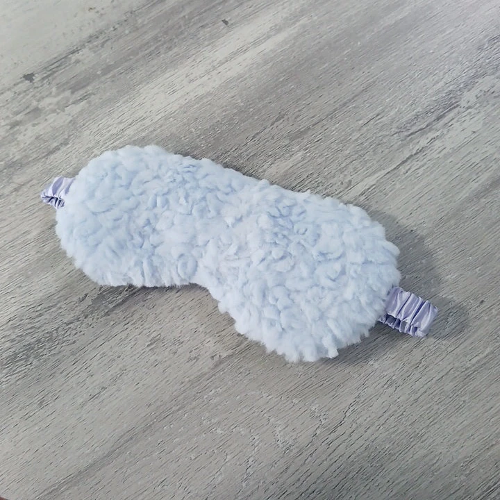 Ýumşak açyk gök uky maskasy — 2