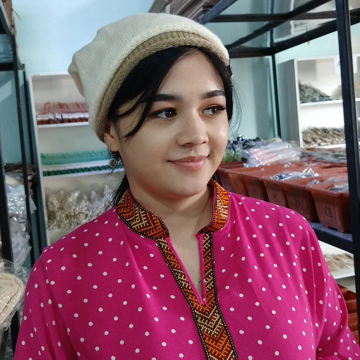 Ýuka örme bež şapka — 2