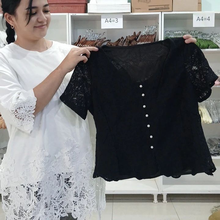 Merjen düwmeli gara bluzka — 2
