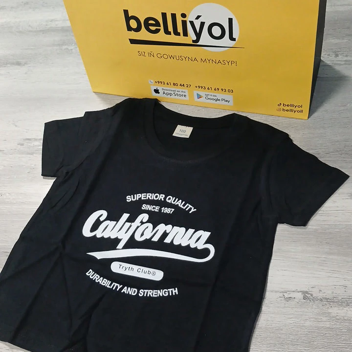 California ýazgyly gara çaga futbolkasy — 2