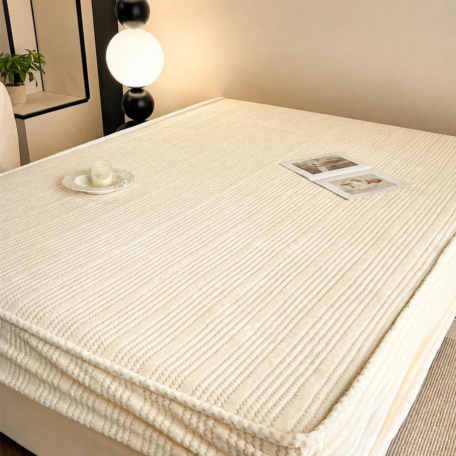 Zolakly açyk bež matras düşekçesi