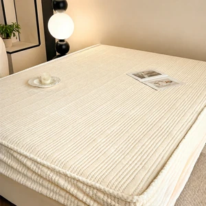 Zolakly açyk bež matras düşekçesi